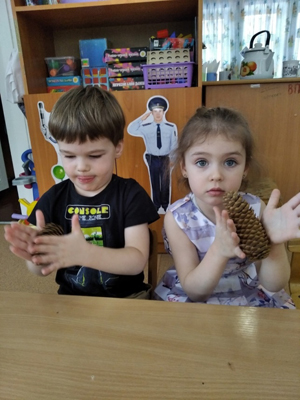 Картотека упражнений для самомассажа пальцев и кистей рук для детей сосновыми шишками и ватными палочками